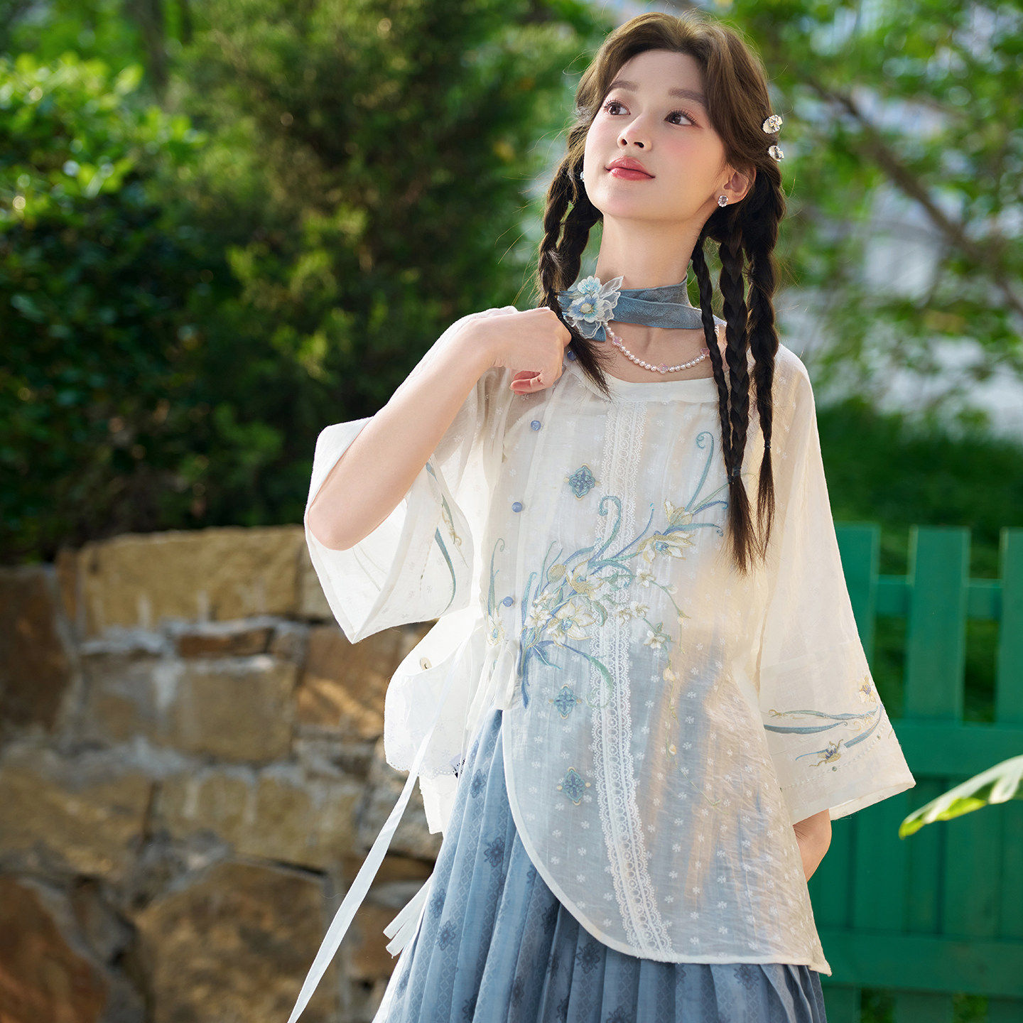 汉服女日常新中式[眷风]汉元素改良款圆领刺绣上衣百褶裙国风套装图片