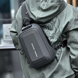 包邮 锁运动包 密码 硬壳机车胸包大容量单肩斜挎潮流防水机能包时尚