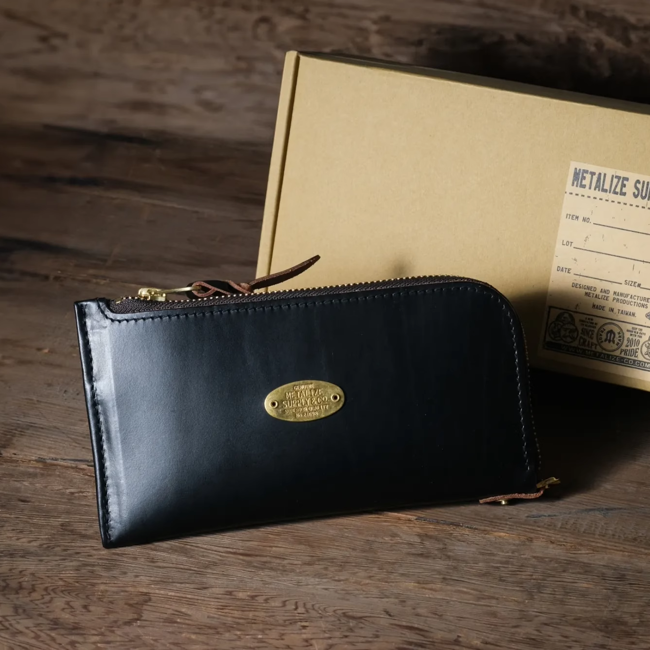 Metalize经典铜牌茶芯皮拉链钱包