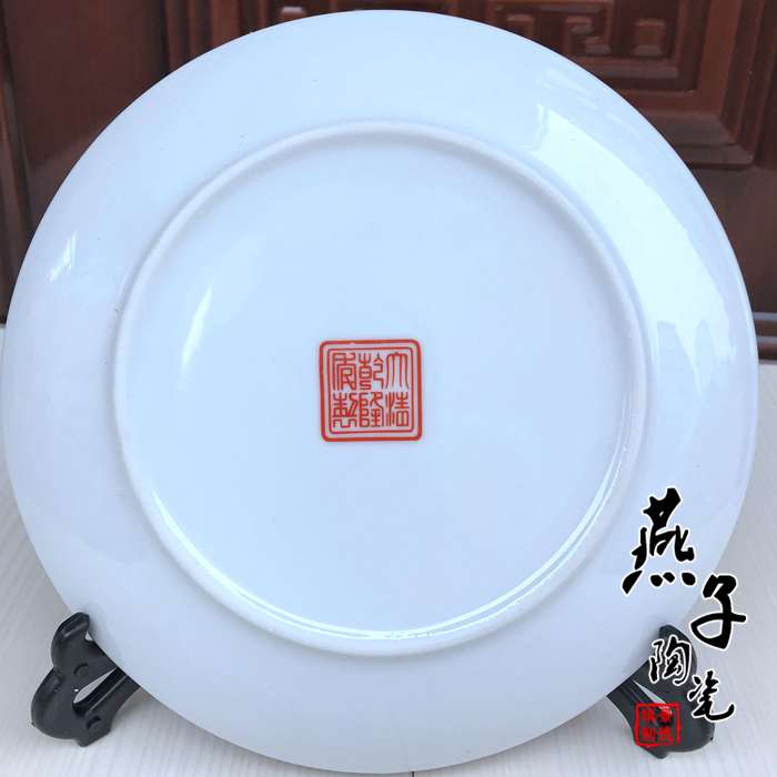 훌륭한 가치 JINGDEZHEN 세라믹 페인트 장식 도자기 접시 중국어 매달려 접시 검은 바닥 공작 앉아 접시 벽 장식 접시 장식품