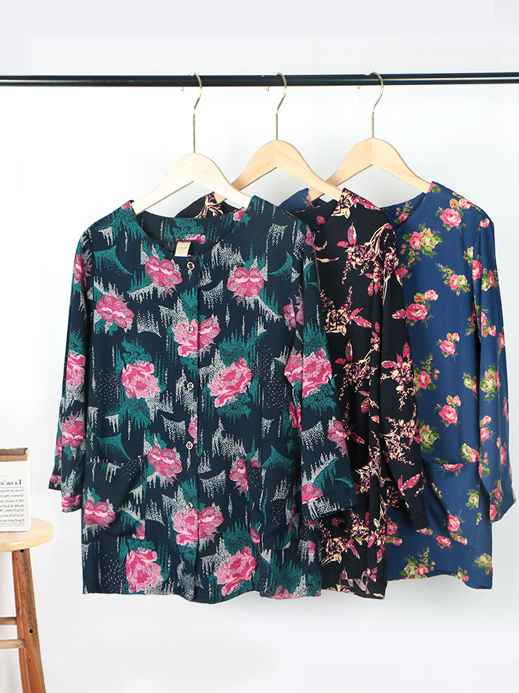 중년 및 노인 여성의 라운드 넥 프린트 7부 소매 루즈 탑 얇은 어머니의 가디건은 면과 실크 옷 밖에 입을 수 있습니다