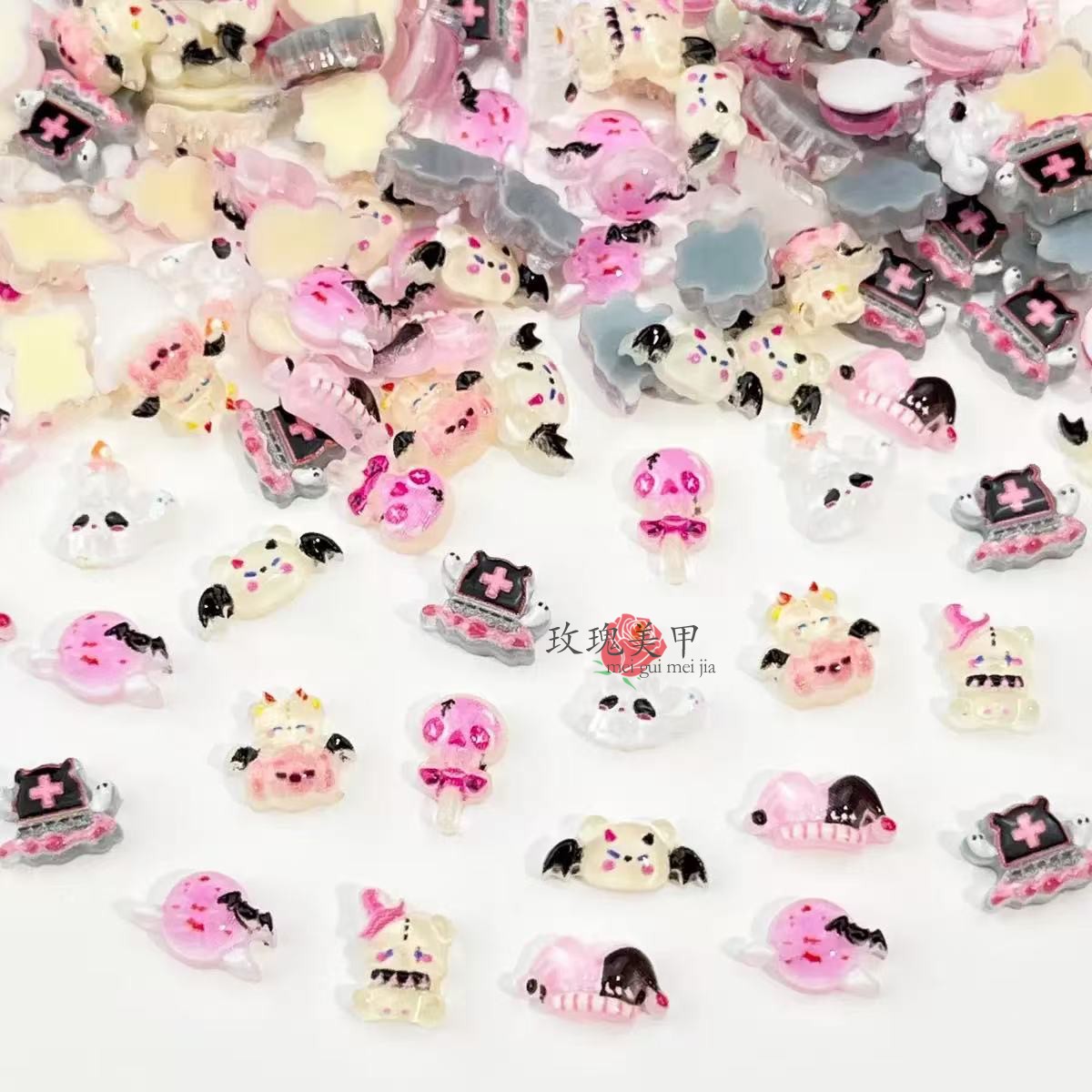 跨境万圣节迷你指甲贴片DIY儿童穿戴甲树脂钻饰卡通蝙蝠美甲饰品