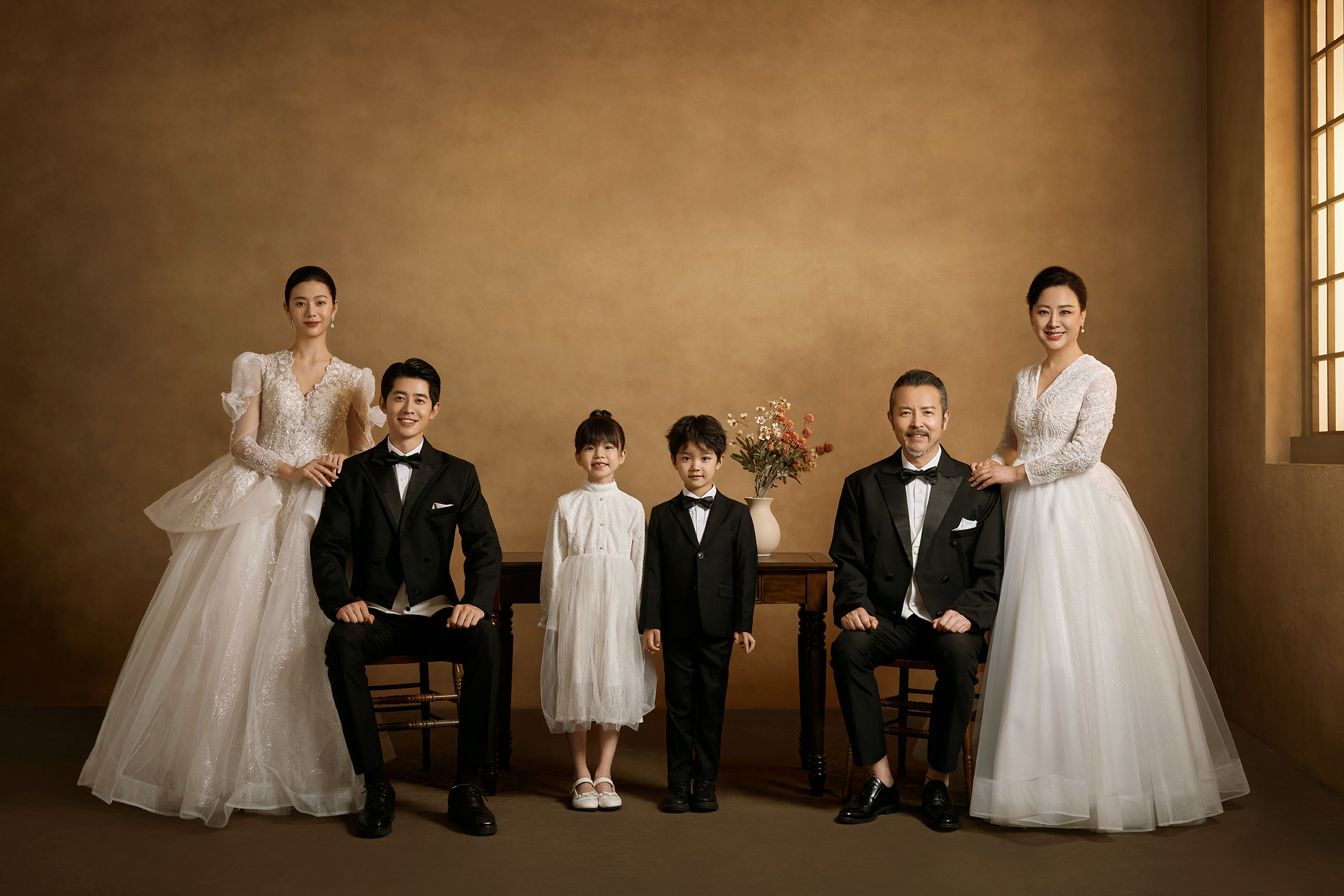 2024影楼新款韩版全家福拍照摄影服装一家六口婚纱极简风亲子时装