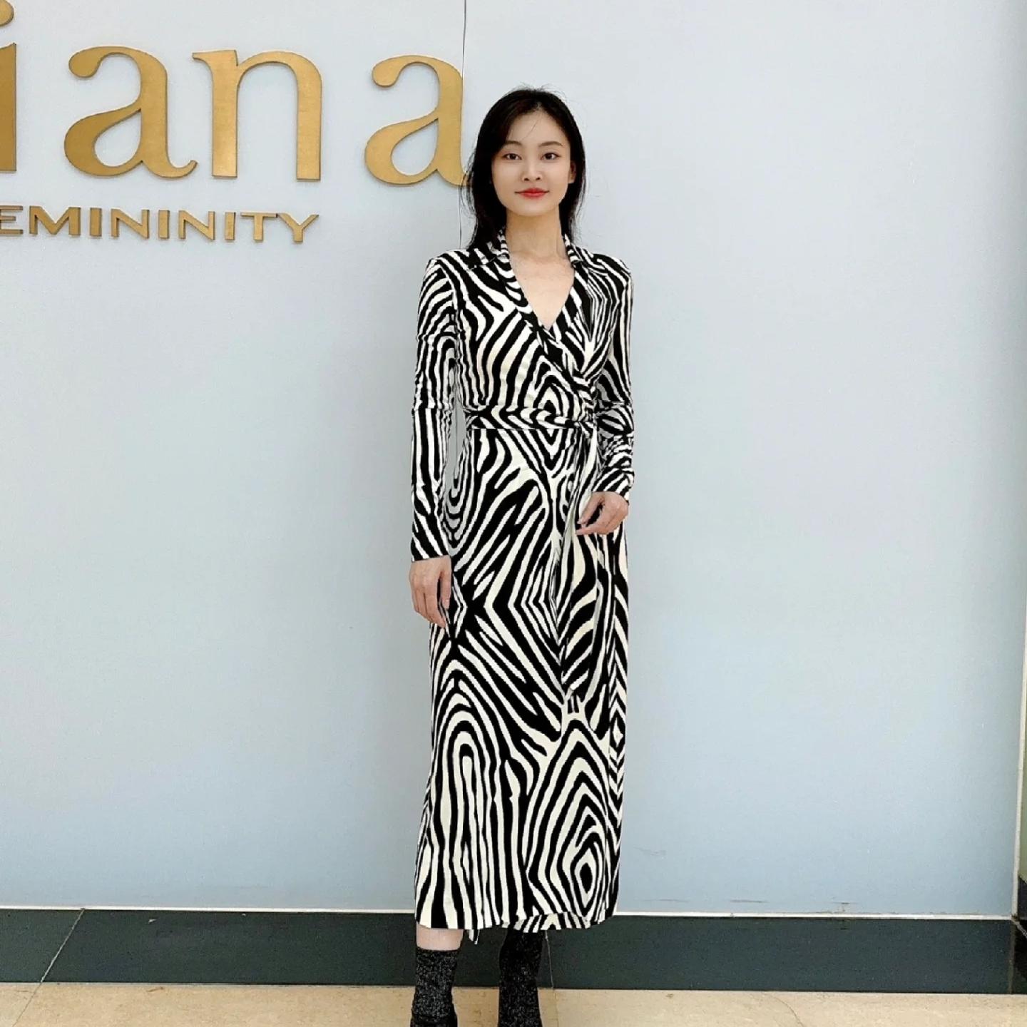 DVF白色斑马纹图案针织连衣裙