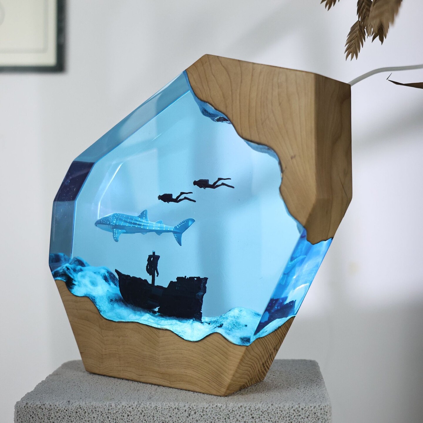 树脂工艺品溶洞鲸鲨沉船潜水员桌面摆件海洋艺术灯生日礼物小夜灯
