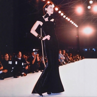 高级定制欧美大牌秀场同款 优雅鱼尾裙 黑色真丝丝绒露背连衣裙修身