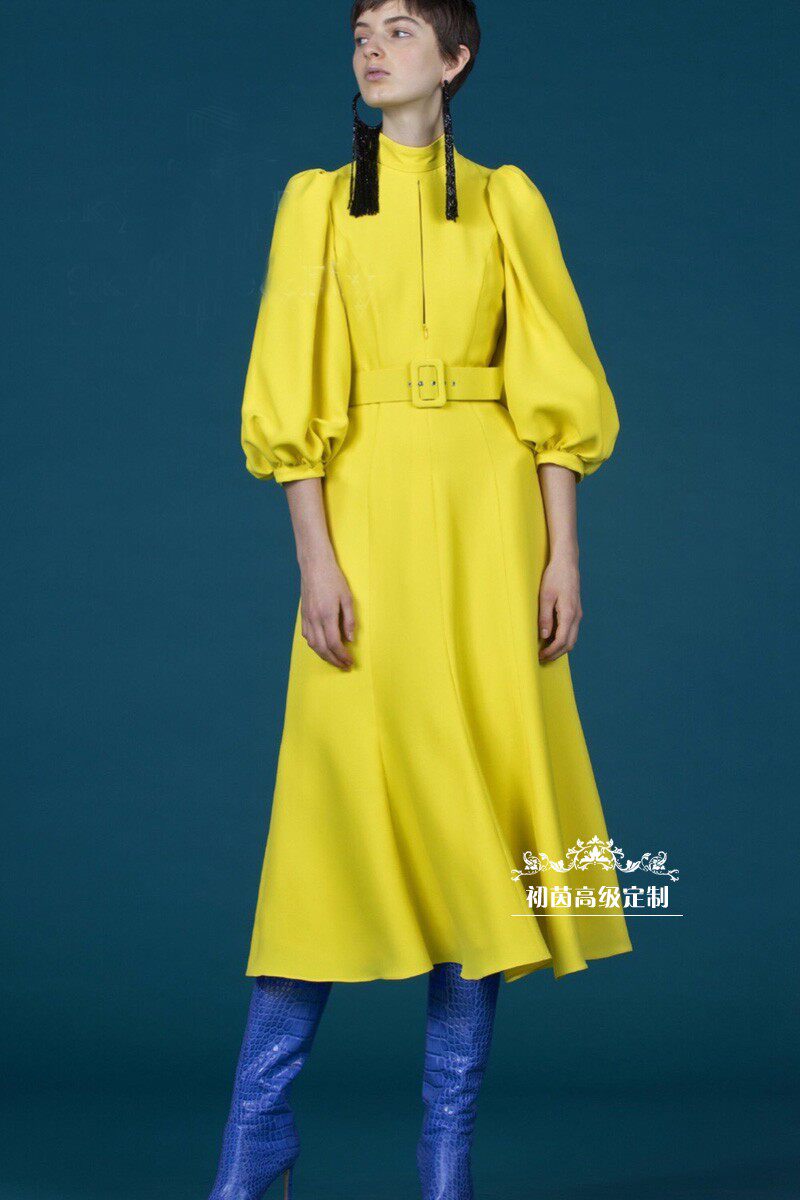 高级定制新中式立领灯笼袖黄色连衣裙女长款修身气质端庄大摆春夏