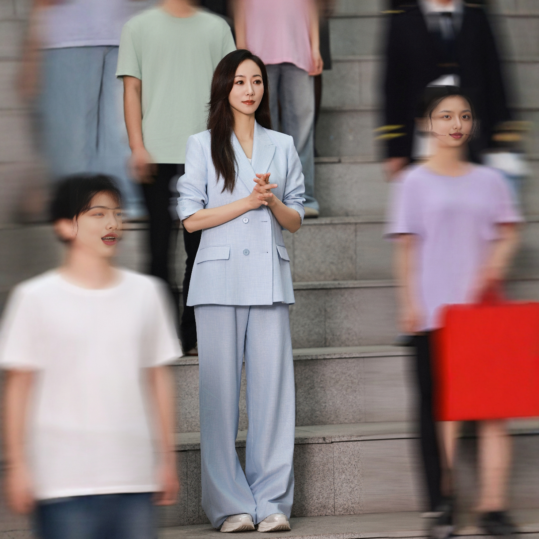 浅蓝色西装外套阔腿裤干练飒爽女