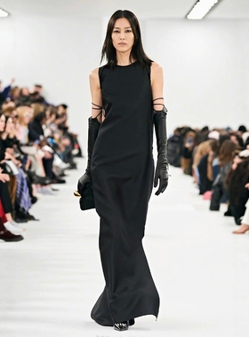 初茵私人定制刘雯秀场同款经典黑色背心真丝连衣裙法式宽松长裙女