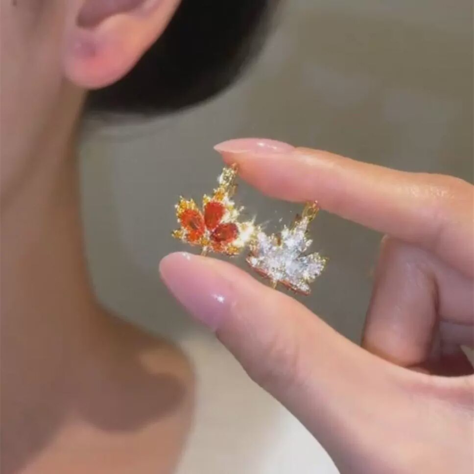 德国双面红色锆石枫叶耳扣耳环女短款简约耳饰新款个性配饰潮