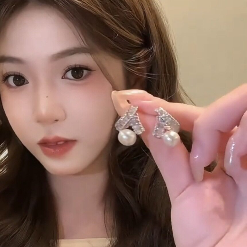 德国法式镶钻锆石珠珠耳钉耳环女日韩三角小众设计感甜美配饰新款