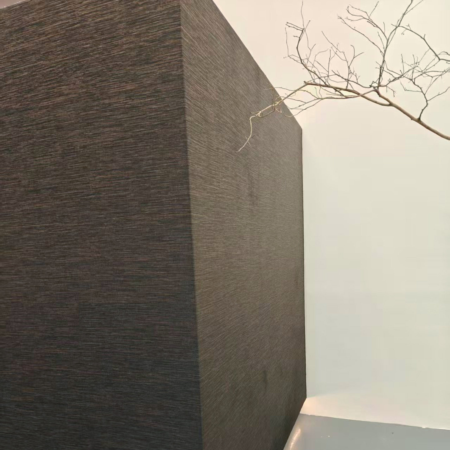 现代简约无缝墙布立体横纹室内装饰壁布不对称风背景墙黑咖色展馆