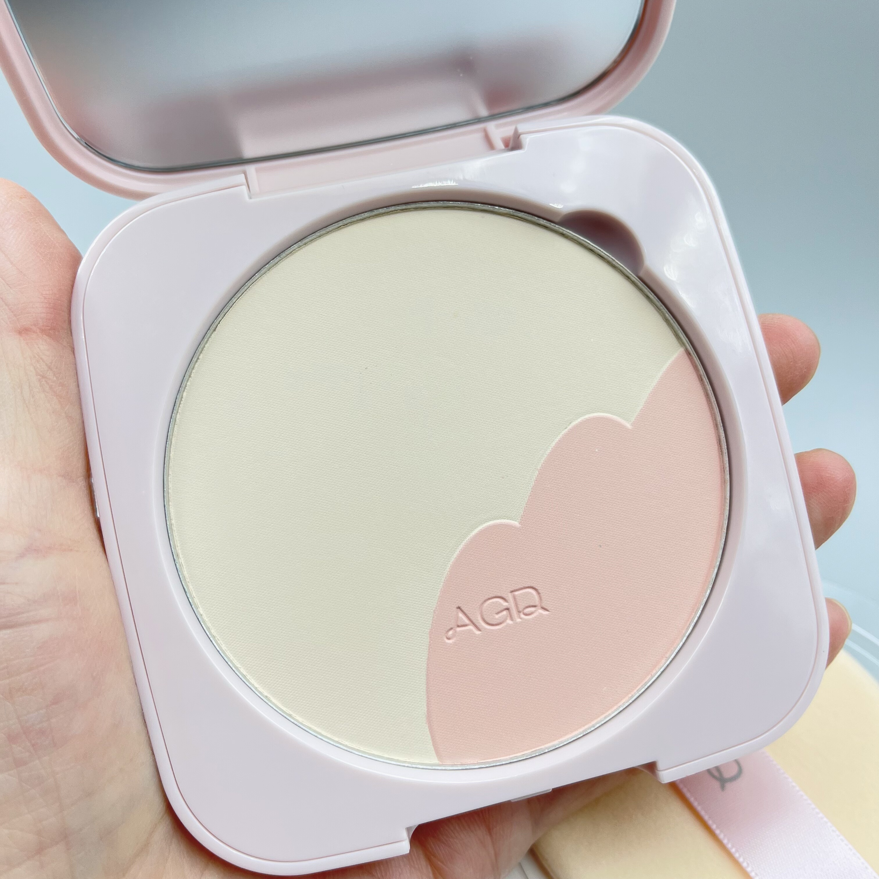 agd粉饼不是简单的两色、而是把定妆，腮红，高光3者完美结合