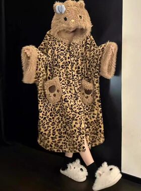 轻奢风豹纹Kitty珊瑚绒斗篷睡衣女冬季2026新款凯蒂猫咪加绒睡袍