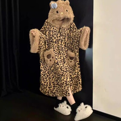 轻奢风豹纹Kitty珊瑚绒斗篷睡衣女冬季2025新款凯蒂猫咪加绒睡袍