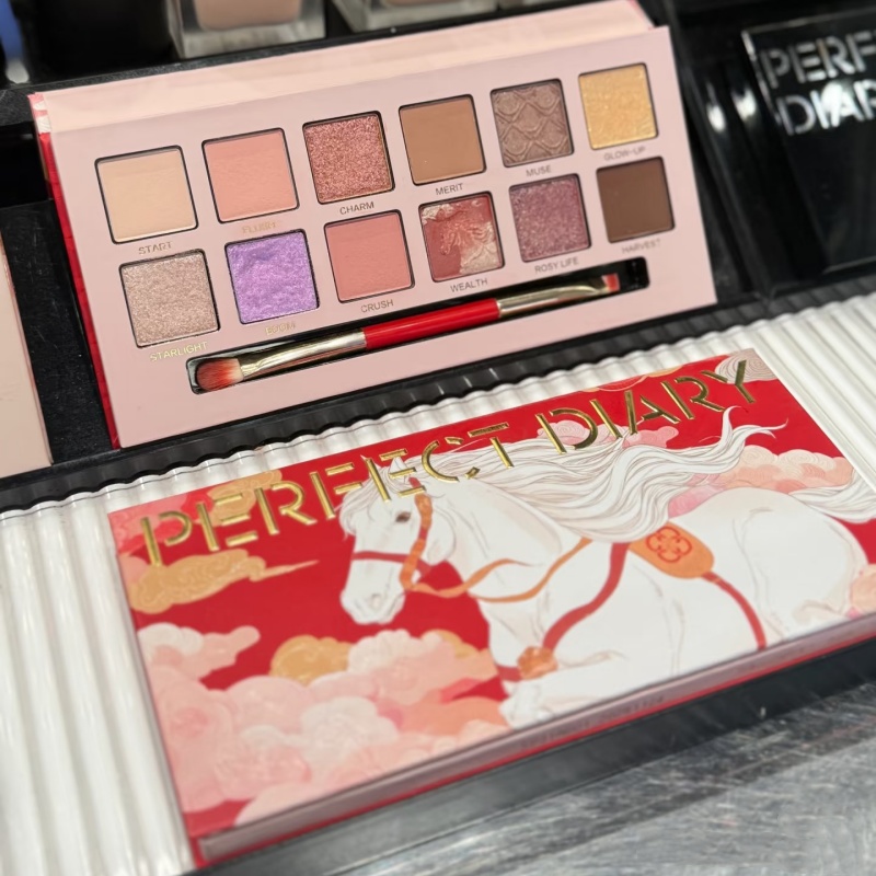 完美日记十二色眼影盘马年限定