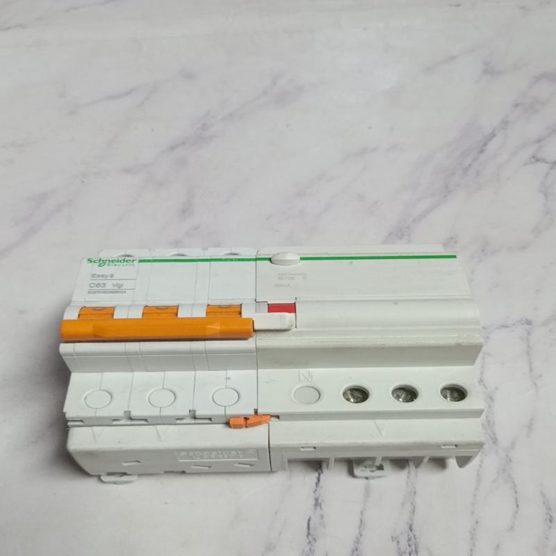 检测施耐德断路器Easy9系列空气开关3PC63A带漏 咨询