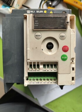 施耐德1.5KW变频器ATV12H15M2   实物图议价 维修