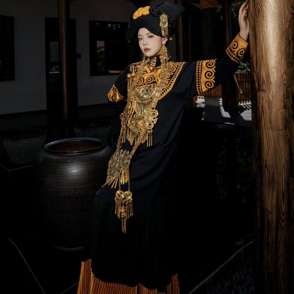 彝族服装女黑金羚羊角刺绣重工彝风演出服云南四川凉山传统节日服