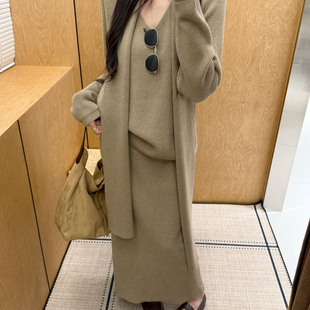 SUNFLOWER-松软糯慵懒风V领针织衫毛衣+半身裙套装(配围巾)01356