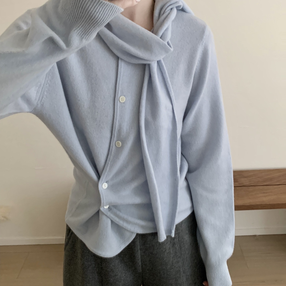 MUUTIS牧缇-约宽松围巾v领白领羊绒针织开衫（含92.9绵羊毛）2509