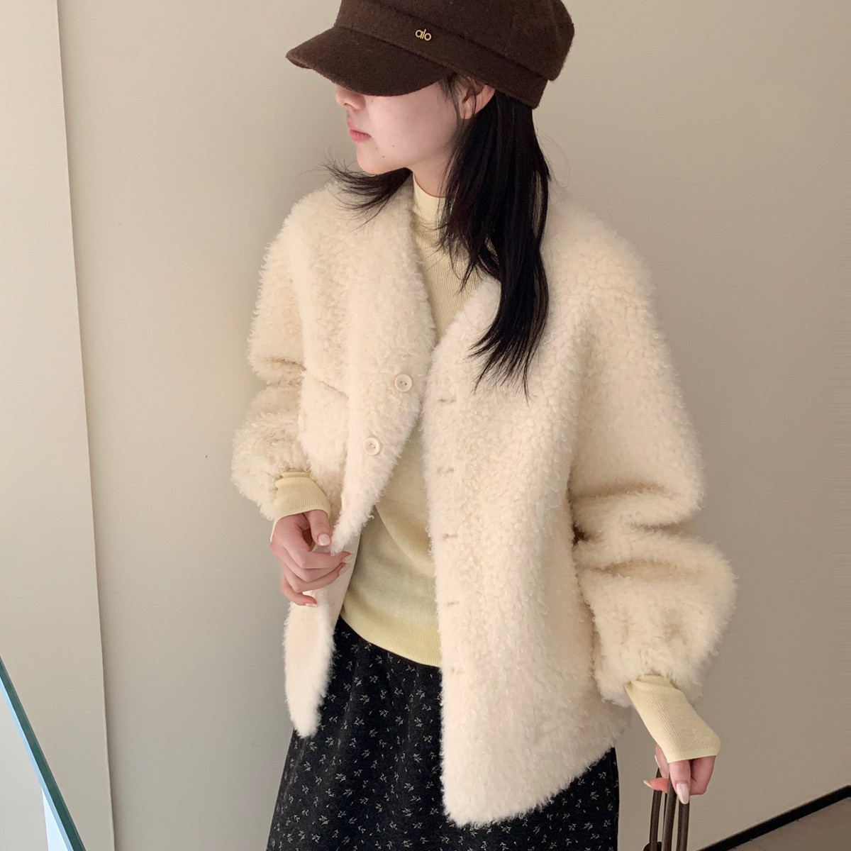 MUUTIS牧缇-毛了冬上新气质女人v领保暖舒适灯笼袖短外套tp88818