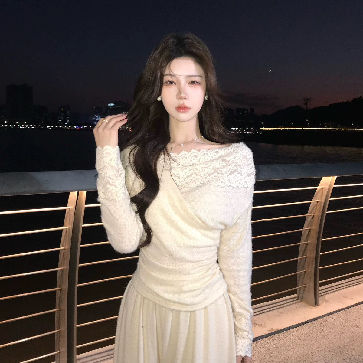 Simida斯密达-冬上新设计感露肩蕾丝拼接绒感上衣小衫Y8178#