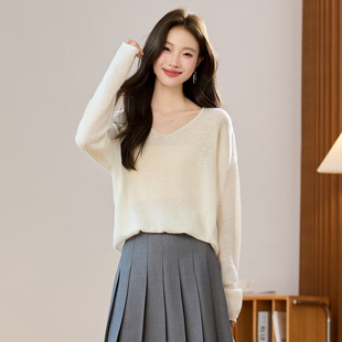 实拍慵懒风宽松v领羊毛衫女秋冬新款高级感外穿套头软糯打底毛衣