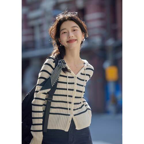 觅定连帽条纹针织开衫外套女2024早秋新款设计感短款毛衣初秋上衣