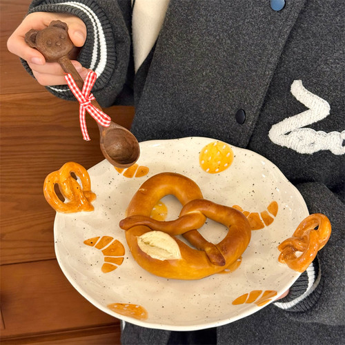 高颜值手捏碱水结可颂陶瓷餐盘