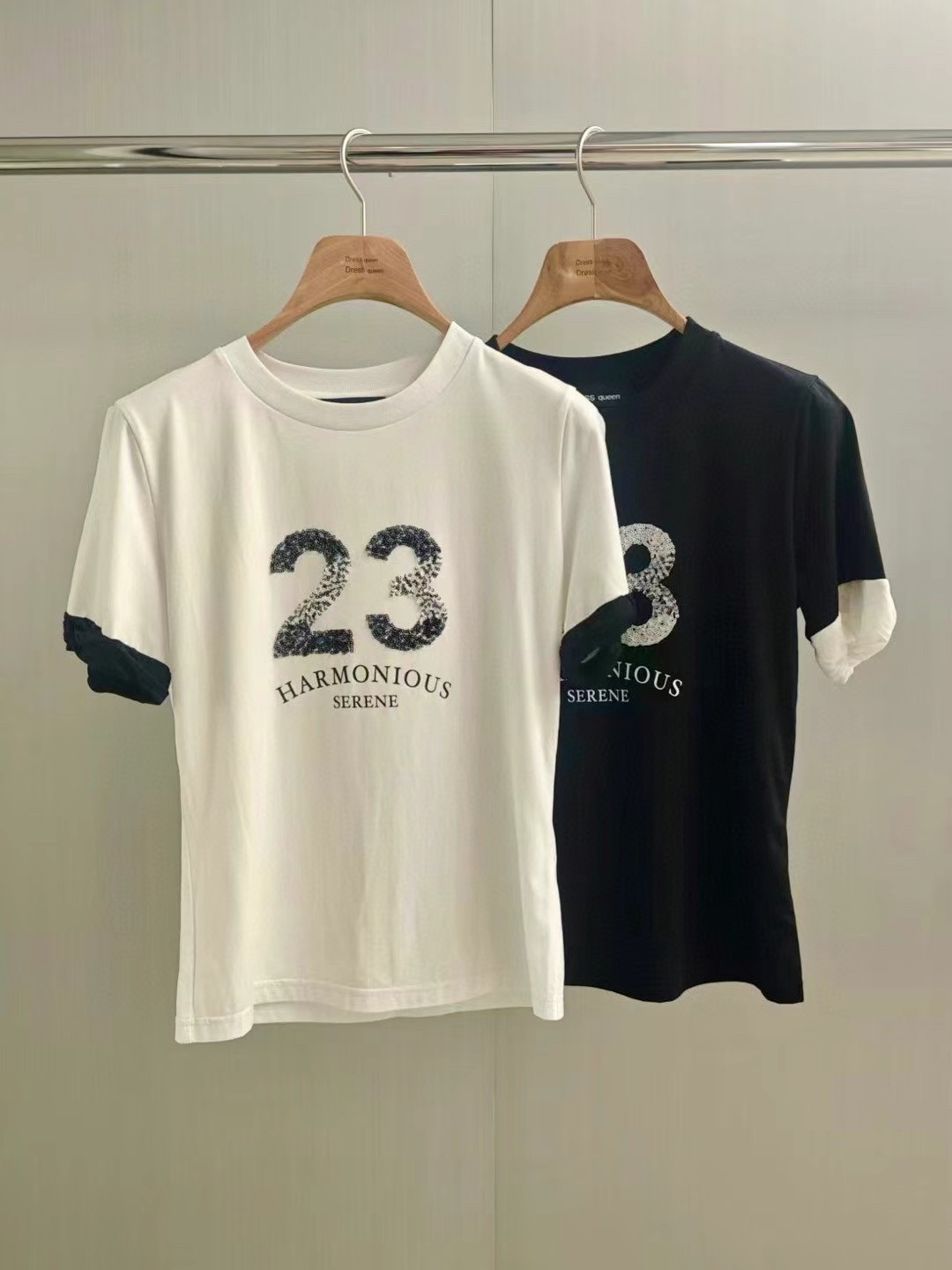 Dressqueen深圳南油亮片拼色字母短袖T恤黑白