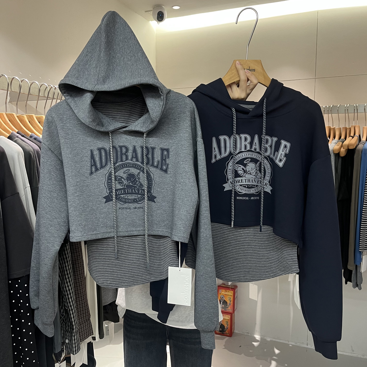 背心打底衫+连帽领字母短款卫衣
