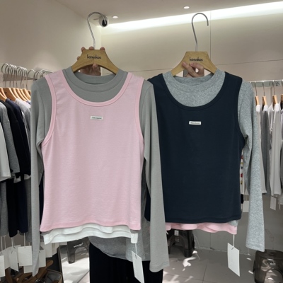 字母背心吊带+纯色长袖T恤两件套