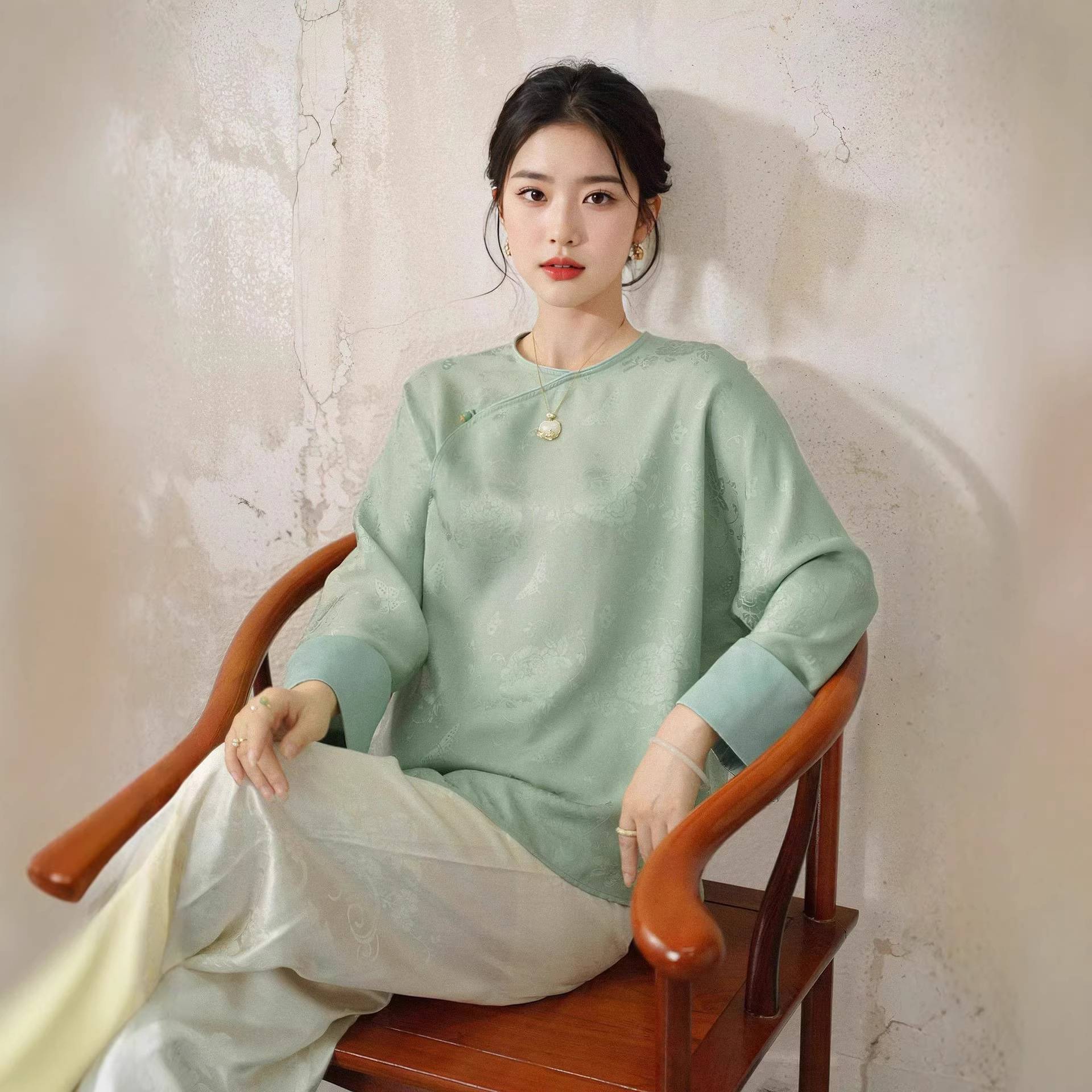 深圳南油新中式气质汉服圆领改良长袖复古真丝花萝重工提花女
