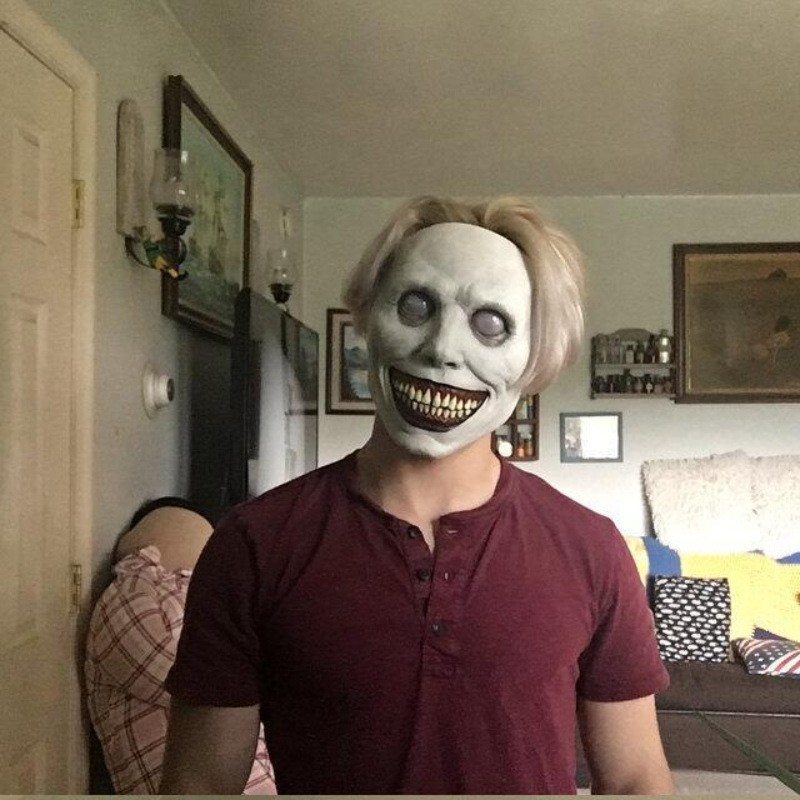 恐怖万圣节驱魔人白眼装扮微笑