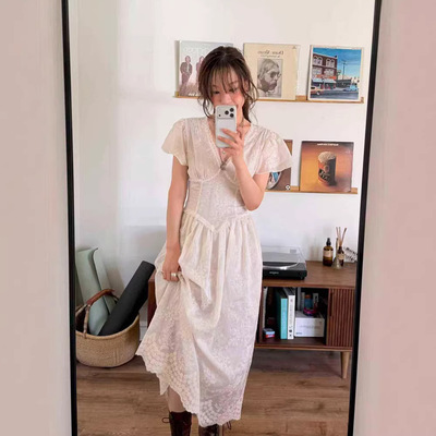 V领木耳边刺绣蕾丝连衣裙女春季天丝小飞袖收腰长裙flet*a