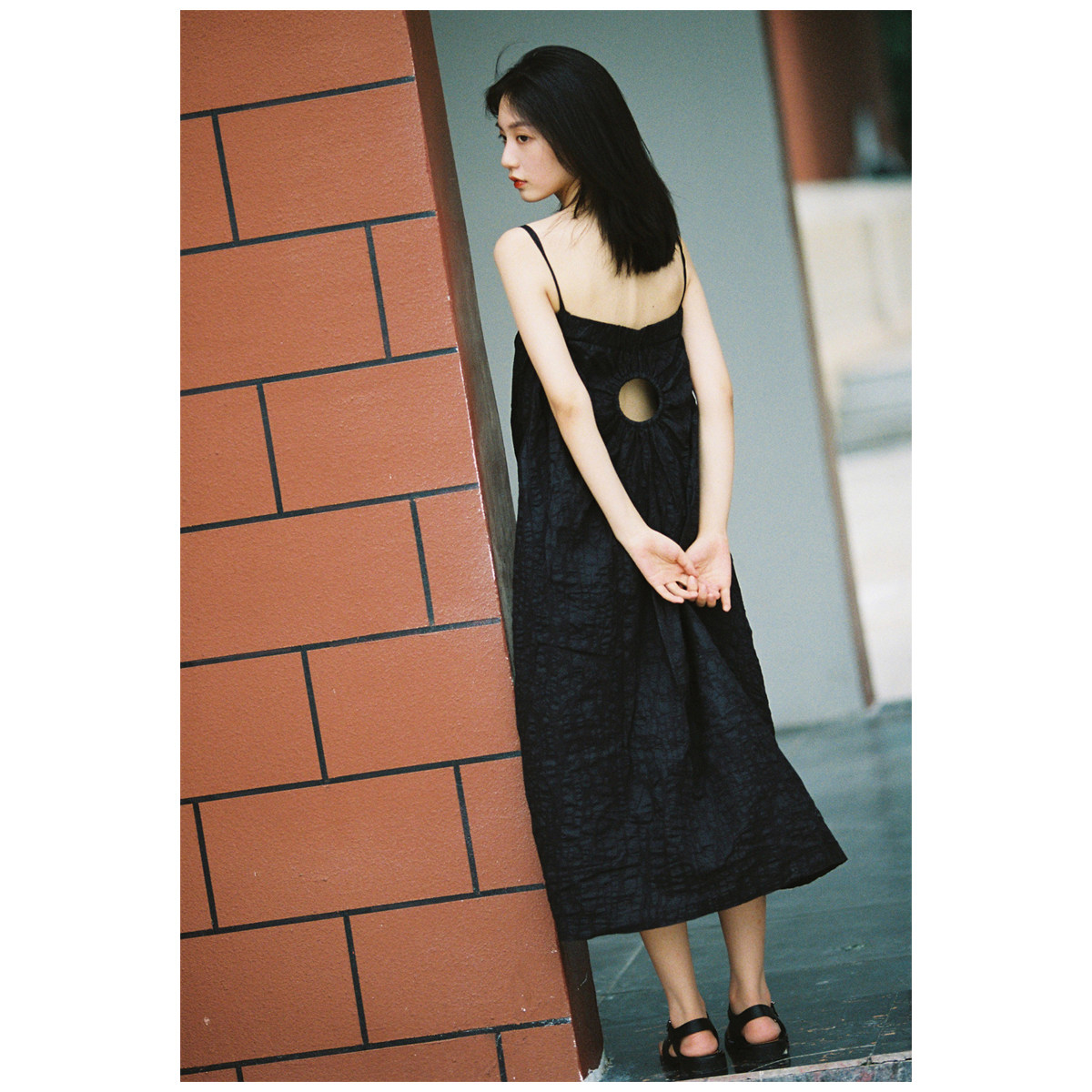 THESELF   盐缩棉两件套黑色吊带长裙