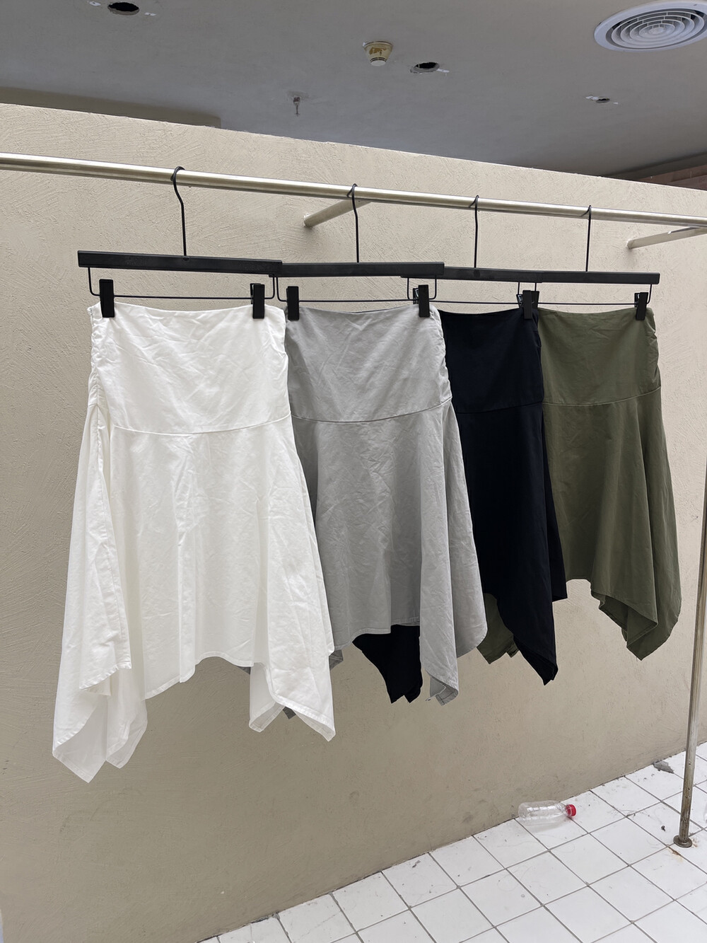 Hhh 2025年夏季新款韩版不规则显瘦百搭A字裙女设计感纯色半身裙