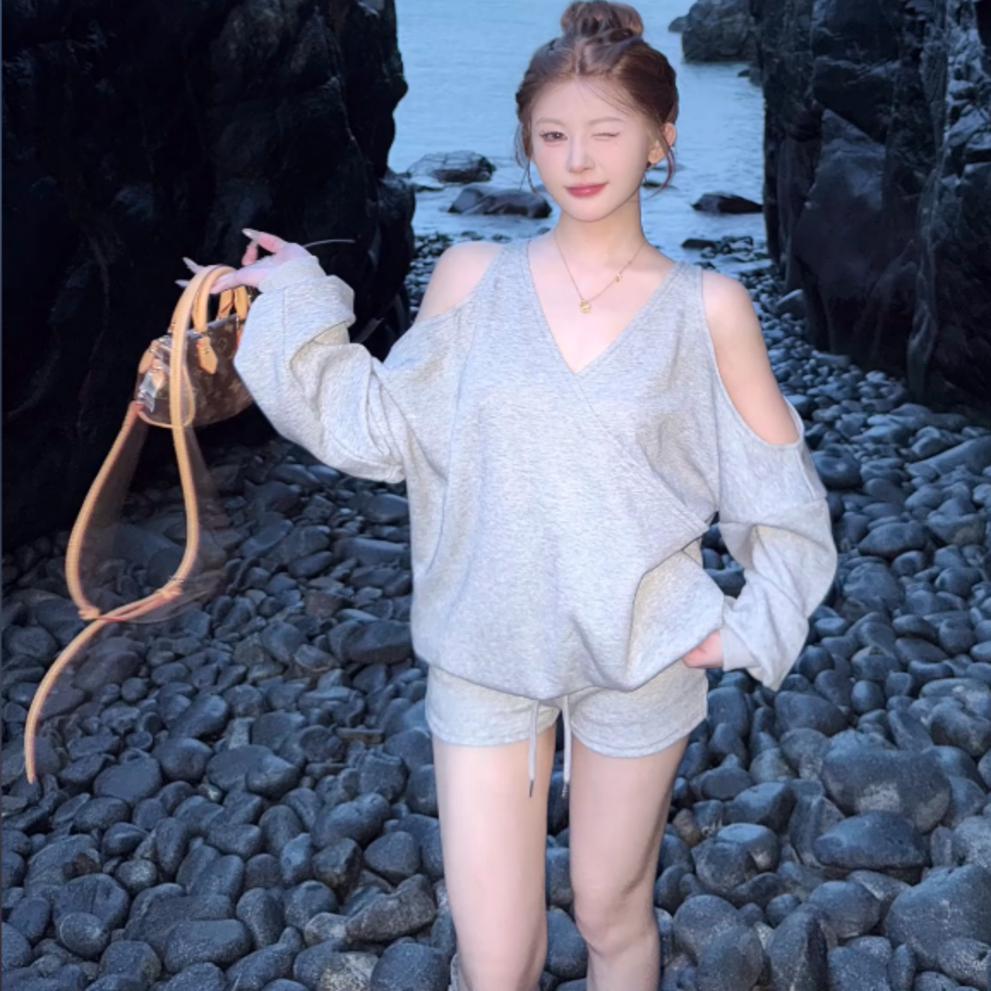 早秋季韩系慵懒风设计感宽松显瘦露肩卫衣上衣休闲短裤灰色套装女