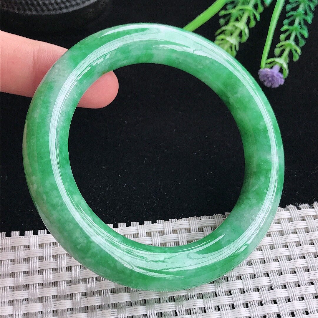 A货翡翠56/12.4/12.1老坑精美辣绿满绿圆条手镯翡翠玉镯平安镯