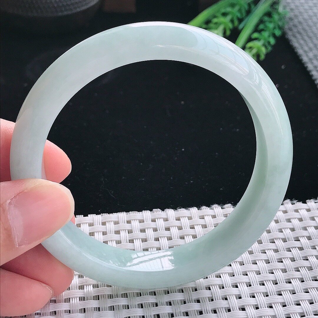 天然翡翠60.5/12.8/8.5大圈口老坑秀气温润淡绿色手镯翡翠玉镯