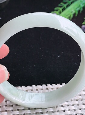 实拍A货翡翠57.5/13.7/6.8老坑秀气温润浅绿色手镯宽边玉手镯