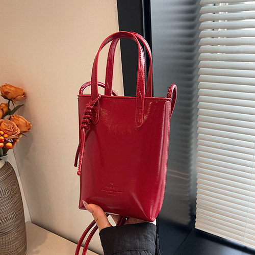 外出小拎包包女款2025新款流行休闲红色单肩包时尚银色斜挎手机包