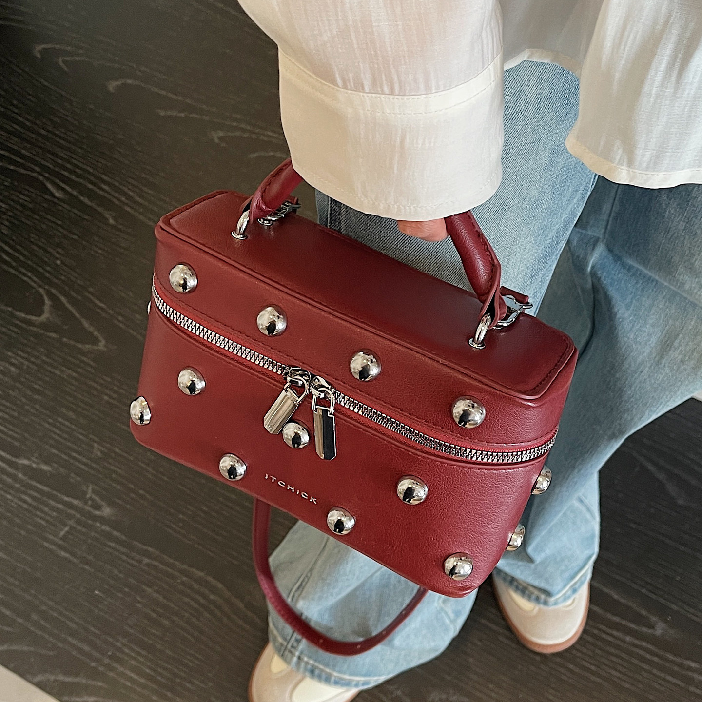 精致手提包包女款2026新款潮春季高级感流行铆钉单肩包斜挎水桶包