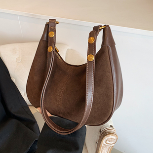 腋下包包女式2025年春夏新款高级感麂皮绒单肩包美拉德斜挎新月包