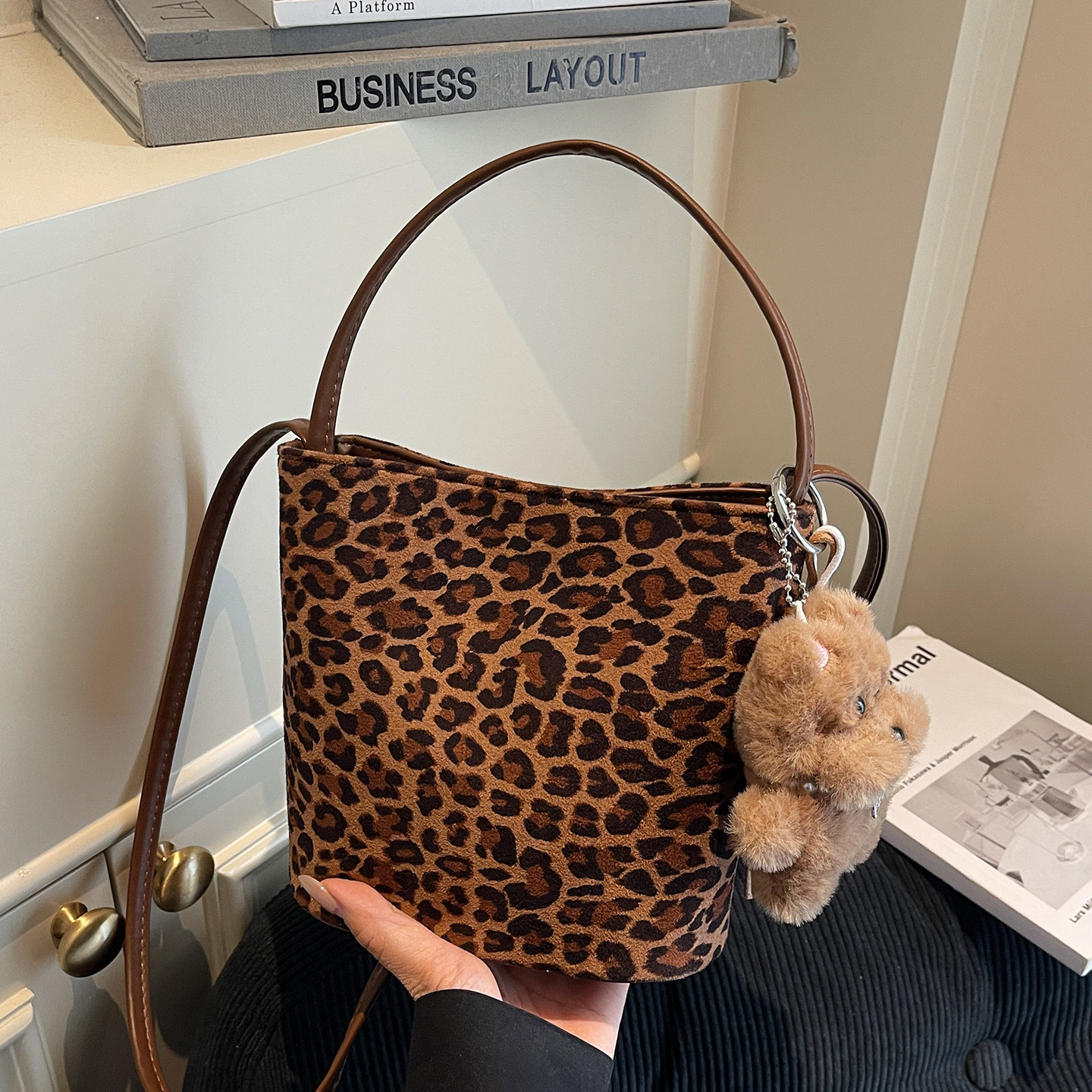 豹纹包包女式2026新款春季小众麂皮绒手拎包高级感单肩斜挎水桶包