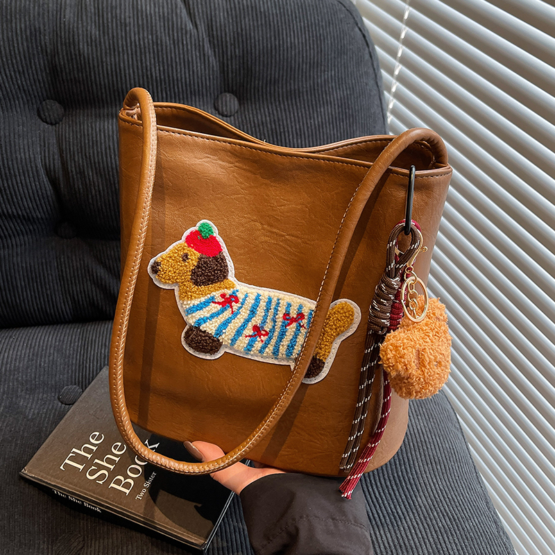 高级感包包女式2025新款潮流行时尚腊肠狗单肩包大容量通勤水桶包