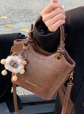 高级感复古包包女式2025年夏季流行百搭质感手拎包单肩斜挎水桶包