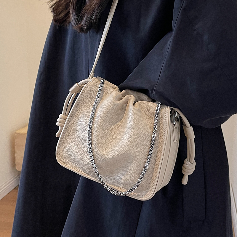 高级感金属链子斜挎小包