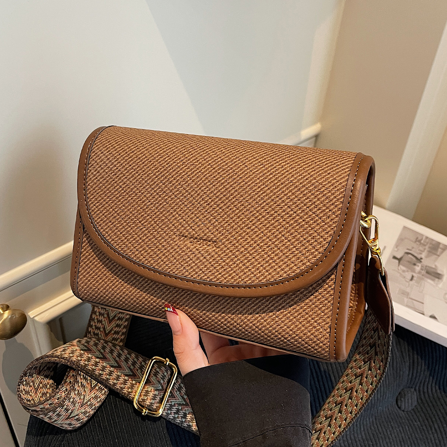 宽肩带斜挎包包女式2025新款好看单肩包高级感百搭上班通勤小方包